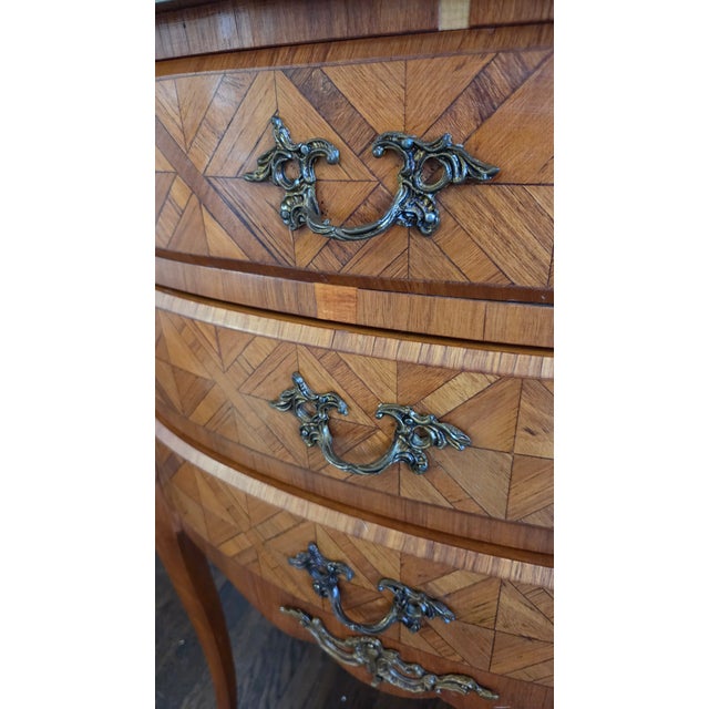 Late 20th Century Italian Louis XV–Style Parquetry Three-Drawer Nightstands by Fratelli Romanò — A Pair For Sale - Image 16 of 18