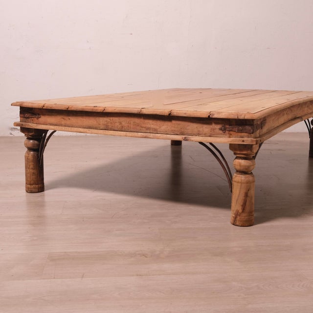 Beautiful teak coffee table, handcrafted in India. Dimensions: Total height 40 cm Width 160 cm Depth 110 cm