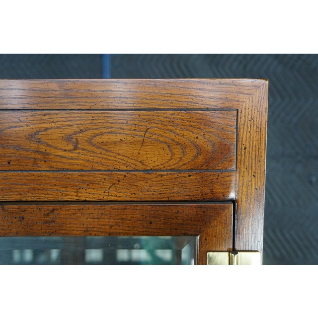 Mid Century Henredon Scene One Oak Campaign Curio Display Cabinet Vitrine 1979 For Sale - Image 17 of 18