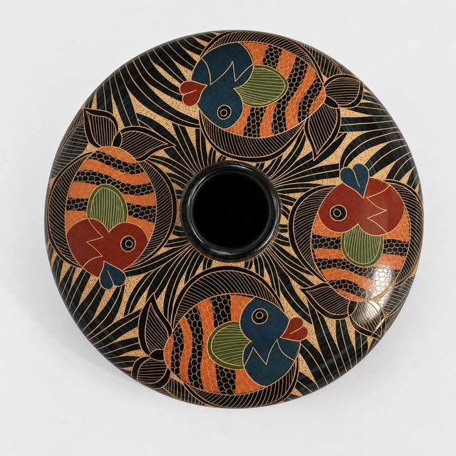 Pedro Guerrero Nicaraguan Chorotega Hand-Carved Ceramic Fish Bud Vase For Sale In Los Angeles - Image 6 of 18