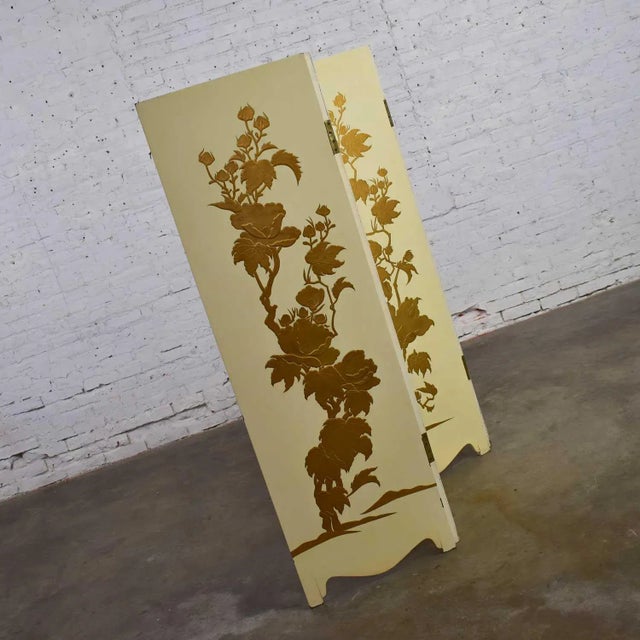 Early 20th Century Hollywood Regency to Art Deco Folding Screen Four Panel Painted Off White With Floral Embossed Design For Sale - Image 5 of 13