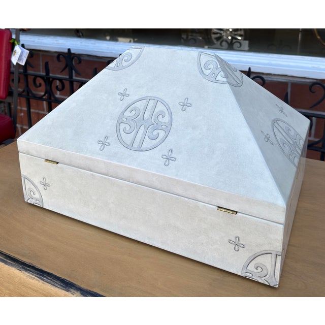 Minton Spidell Ivory Lacquer Pyramid Form Table Box For Sale In Los Angeles - Image 6 of 6