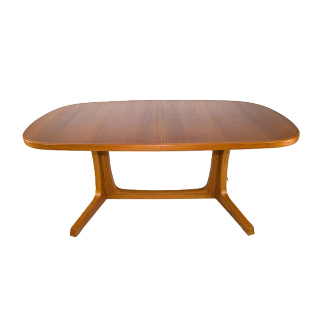 This beautiful Gudme Møbelfabrik Mid Century Danish Teak Expanding Dining Table with 2 Leaves. Great vintage condition -...
