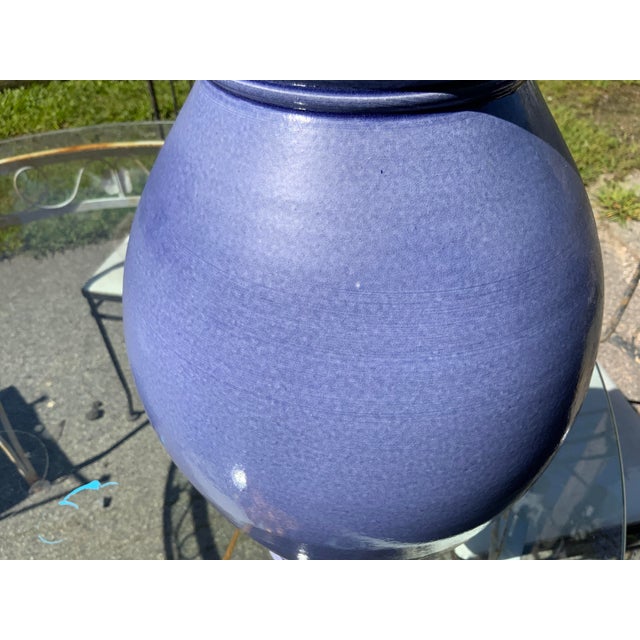 20th Century Ethan Allen by Rockdale Union Stoneware Periwinkle Ceramic Lamp For Sale In New York - Image 6 of 9