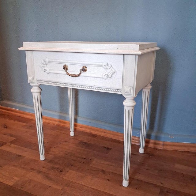 French Louis XVI Crackle Lacquered Bedside Tables, 1960s, Set of 2 For Sale - Image 4 of 16