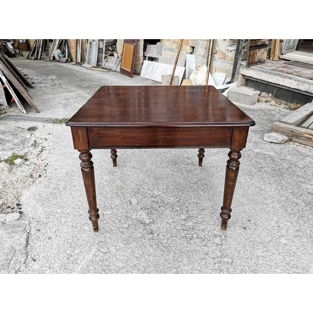England extendable table from the 1890s with turned feet, complete with two extensions. Restored. Measurements 101 x 102...