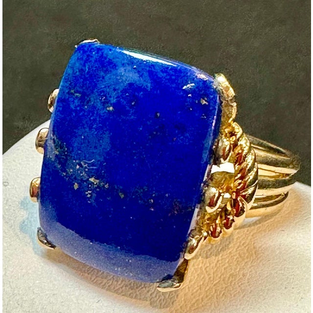 15 Ct Emerald cut Natural Lapis Lazuli Ring in 14 Kt Yellow Gold, Estate Size 7 For Sale - Image 4 of 18