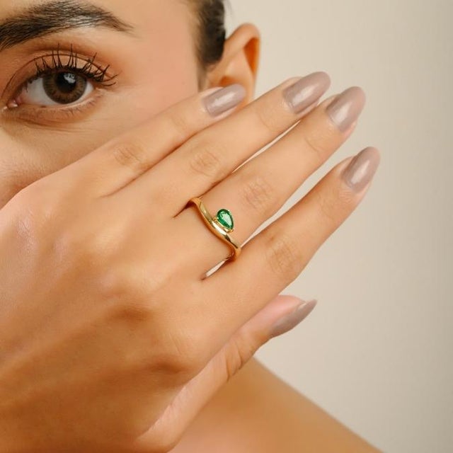 Minimalist 18k Yellow Gold Pear Cut Deep Green Emerald Solitaire Wave Ring Size 6 For Sale In New York - Image 6 of 14