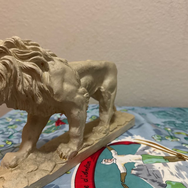 Mid-Century Grand Tour Style White Composite Striding Lion Sculpture, After Antoine-Louis Barye For Sale In Minneapolis - Image 6 of 10