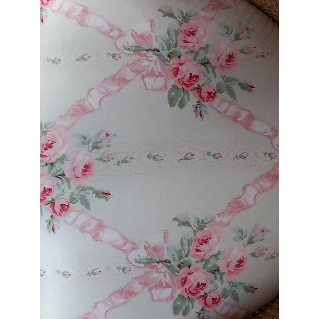 Elegant shepherdess with ears in Louis XV style canework. Double cane sides. Original patina. The cake has been restored...