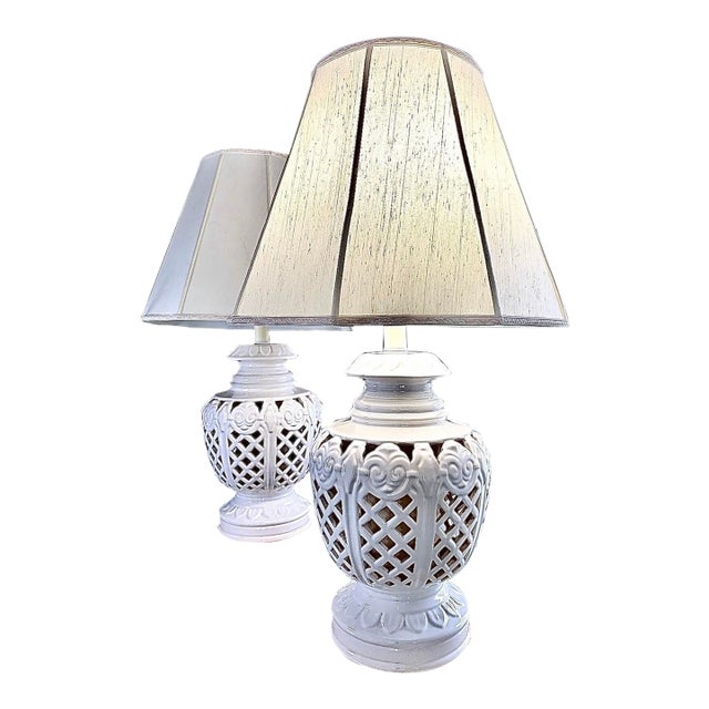 1950s Hollywood Regency Large Glazed White Ceramic Lamps (Pair) For Sale