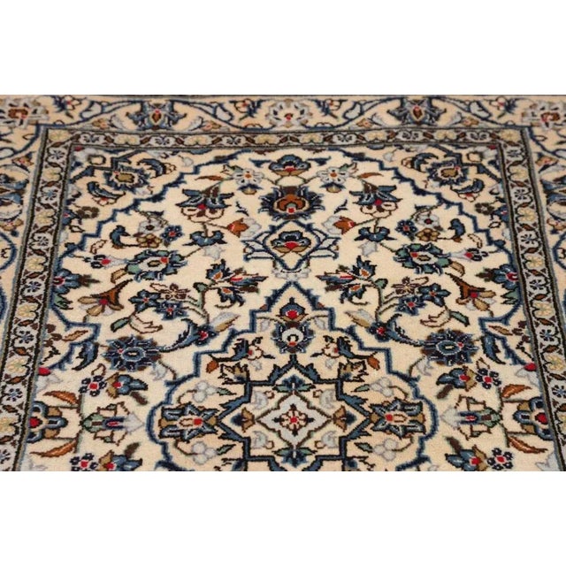 Kashan Rug in Hand-Knotted Wool For Sale - Image 8 of 11