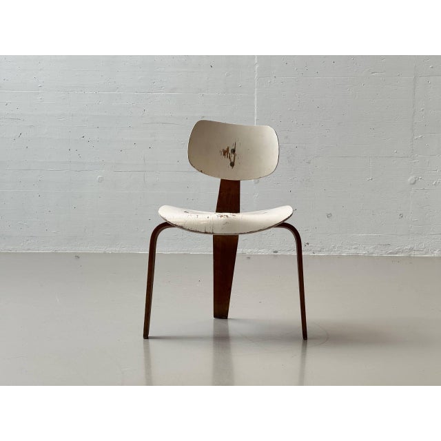 A classic plywood chair designed by egon eiermann and manufactured by wilde + spieth, esslingen. The organically shaped...