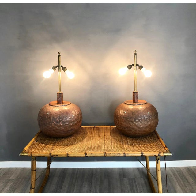 These huge table lamps are made in copper and presents a circular shape with a brass stick from which depart two...