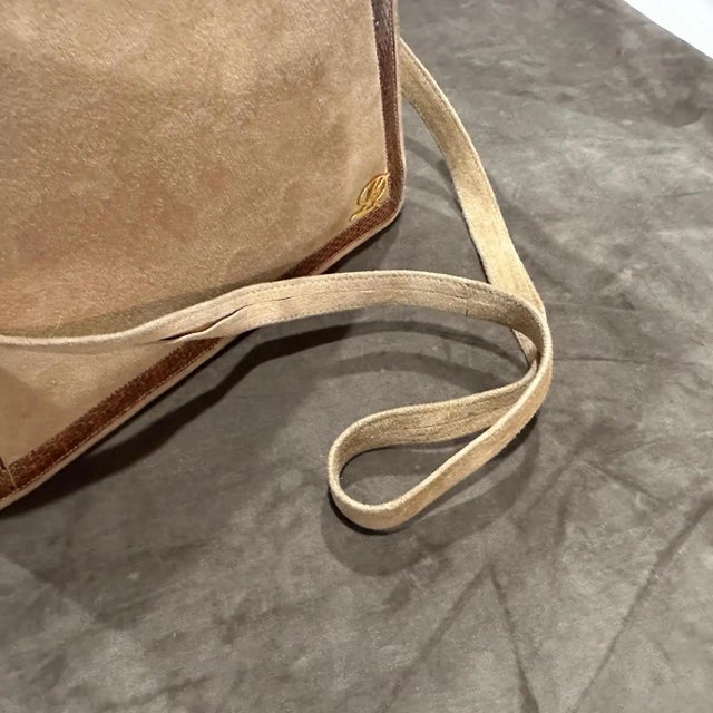 An Elegant 1980s Beige Suede and Brown Leather Italian Shoulder Bag For Sale - Image 13 of 15
