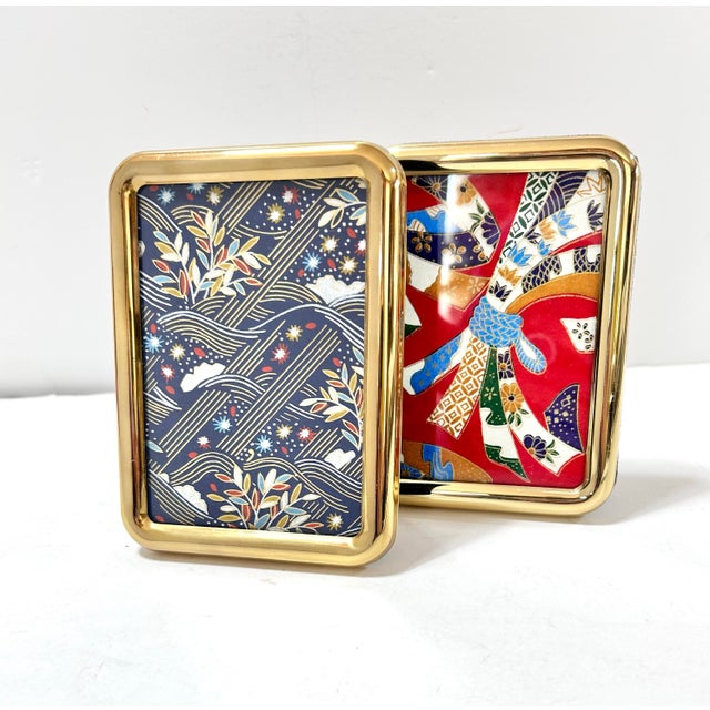 Metal Vintage Rounded Brass Picture Frames – Polished Brass Desk Frames, Hollywood Regency Palm Beach Style (Pair) For Sale - Image 7 of 7