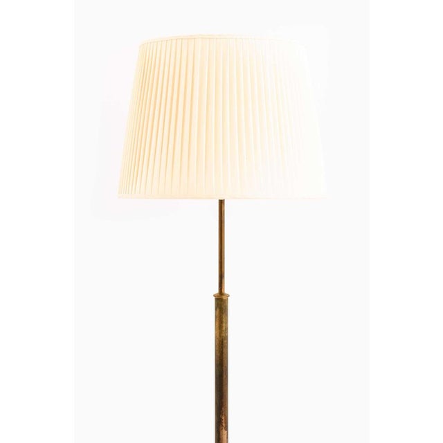 This floor lamp, model 2148, designed by josef frank and produced by svenskt tenn in sweden, exemplifies frank’s...