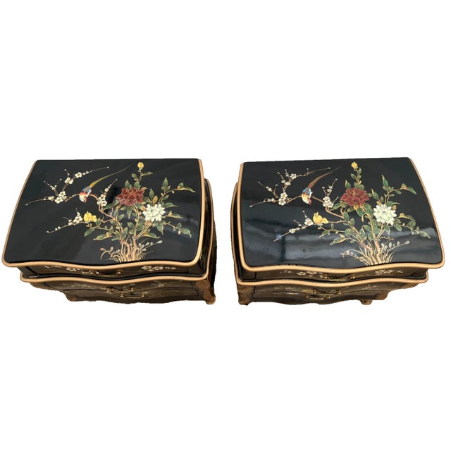 Chinoiserie Vintage Set of Two Chinese Nightstands Side Tables Chinoiserie Hand Painted For Sale - Image 3 of 10