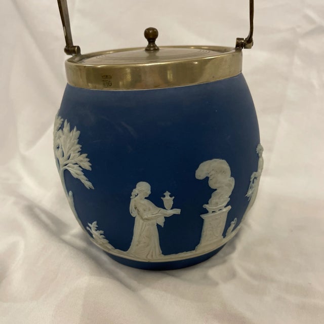 English Late 19th Century Wedgwood Cobalt Blue Biscuit Barrel For Sale - Image 3 of 5