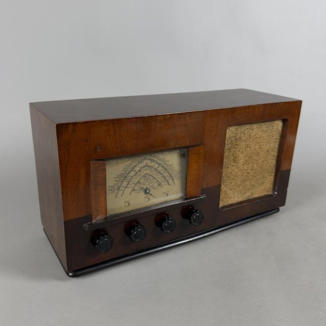 A fascinating piece of radio history, a must-have for true enthusiasts and collectors of vintage equipment. This rare...