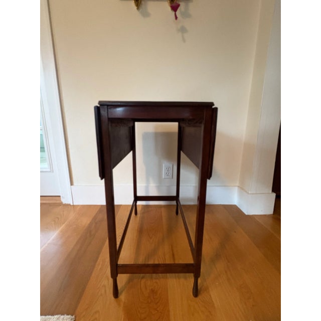 English 1900s English Rectangular Antique Mahogany Drop Leaf Side Table For Sale - Image 3 of 10