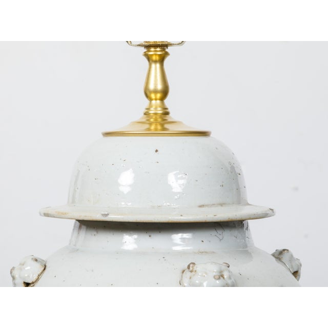 Pair of White Porcelain Lidded Urns Table Lamps on Gilt Bases, US-Wired For Sale - Image 9 of 10