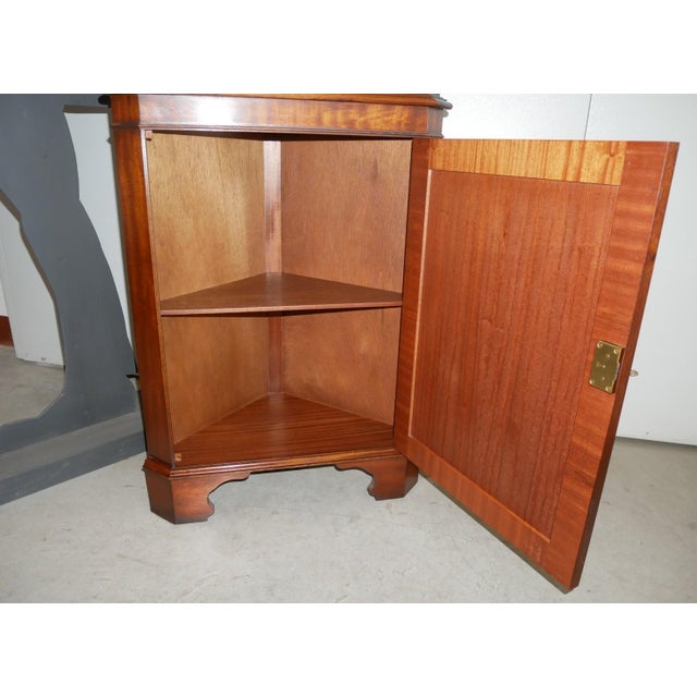 Vintage English Corner Cupboard, 20th Century For Sale - Image 6 of 17