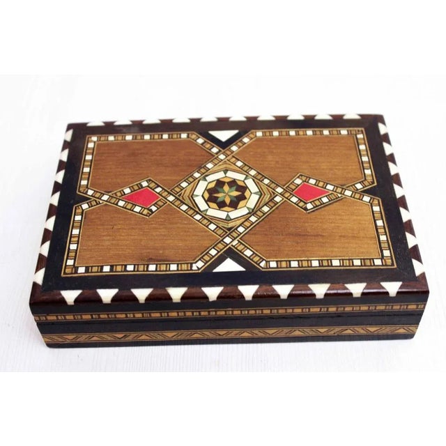 Store your little "treasures" in this pretty marquetry box. It took hours of work to the craftsman who made this beautiful...