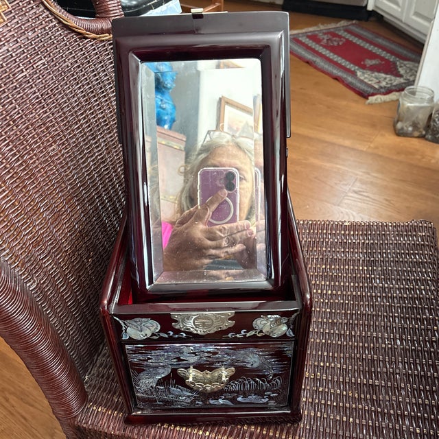 Chinoiserie 1930s Najeonchilgi Inlaid Mother of Pearl Large Lacquered Jewel Box With Mirror – Korea For Sale - Image 3 of 5