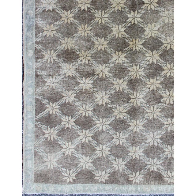 Turkish Brown Midcentury Vintage Turkish Oushak Rug With Floral / Star Lattice Pattern For Sale - Image 3 of 7