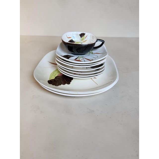 Ceramic 1950's Red Wing Pottery Lotus Pattern Square Dinner Plates Saucers Cup Set of 7 For Sale - Image 7 of 9