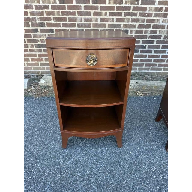 Mid 20th Century Pair of Frederal Style Bowfront Mahogany 1 Drawer Nightstands by Rway Furniture For Sale - Image 16 of 17