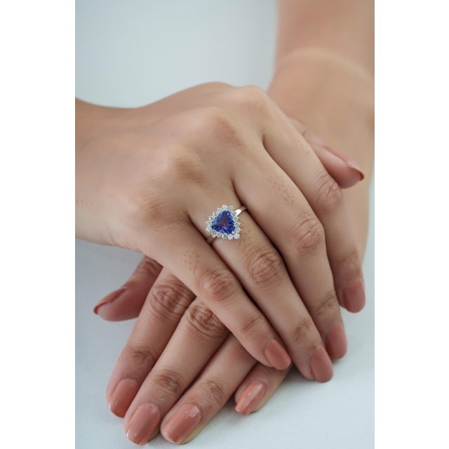 Victorian Victorian 1.38ct Trillion-Cut Tanzanite & Diamond Halo Ring 18k White Gold Size 5 For Sale - Image 3 of 16