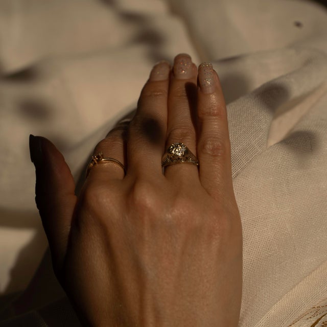 1920s Art Deco Daisy Diamond Cluster Engagement Ring in 18k White Gold Filigree — Appraised (Size 7) For Sale - Image 4 of 9