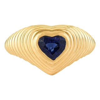 14k Gold Fluted Vintage Dome Ring Size 4 With Heart-Cut Blue Sapphire For Sale