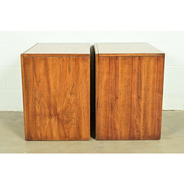 Thomasville Mid-Century Modern Hollywood Regency Sculpted Walnut Campaign Nightstands, Pair For Sale - Image 14 of 17
