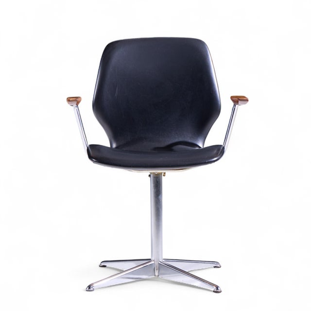 Westnofa Mid Century Teak and Chrome Swivel Chair This chair measures: 22.75 wide x 20 deep x 31 high, with a seat height...