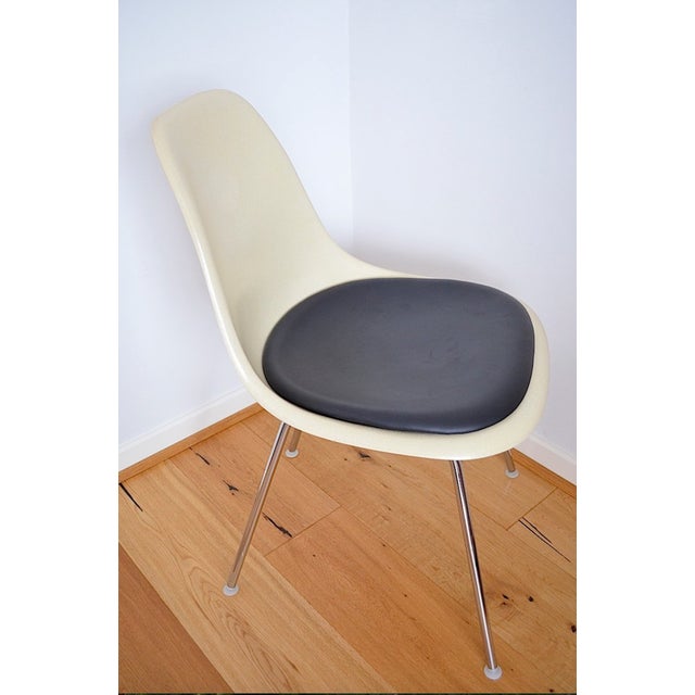 Side Chair by designer Charles and Ray Eames, Mod. DDS - Stacking Chair. - Glass fiber seat shell (clean and in very good...