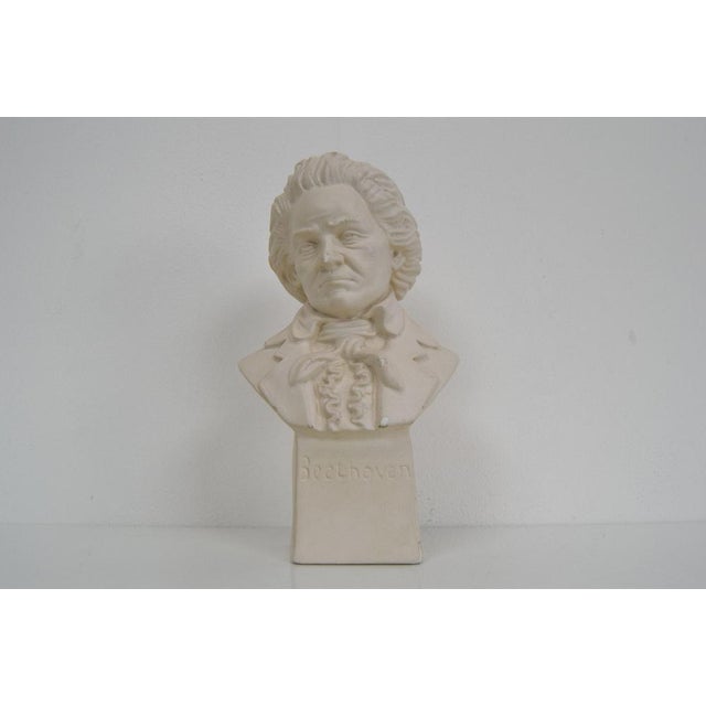 Made in Portugal. Made of Plaster. Measure: Height 20cm. Original condition.