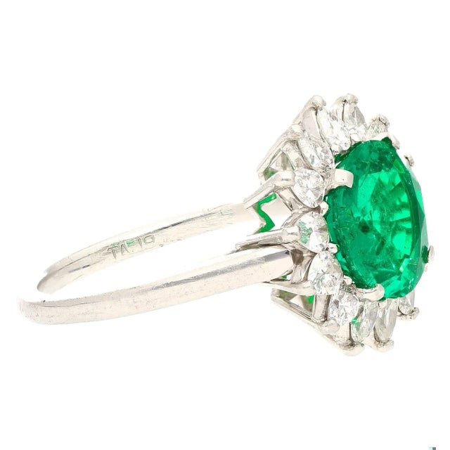 Art Deco 3.02 Carat Vivid Green Round Cut Colombian Emerald & Diamond Halo Platinum Ring, Size 8.25 For Sale - Image 3 of 7