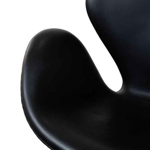 Animal Skin Swan Swivel Chair in Black Leather by Arne Jacobsen for Fritz Hansen For Sale - Image 7 of 14