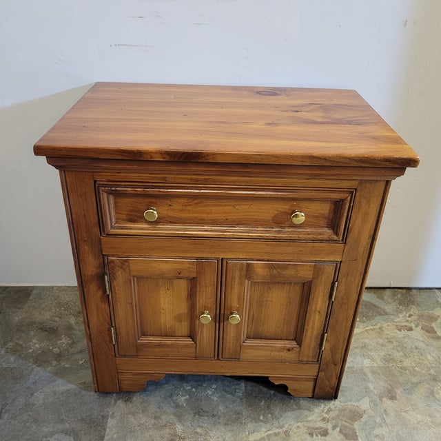 Vintage Pennsylvania House solid pine nightstand with a wonderful warm patina that only comes with age. Nice and clean.