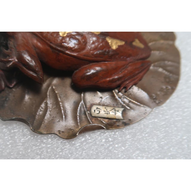 Late 19th Century Meiji Period Japanese Gold and Silver Inlaid Bronze Frog Group (Clip) For Sale - Image 12 of 16