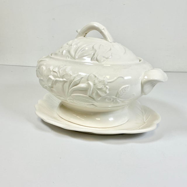 Ivory Mid-Century Hollywood Regency Coastal Cream Ware Iris Motif Ironstone Soup Tureen - 3 Piece.Set For Sale - Image 8 of 18