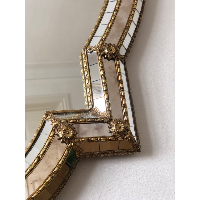 Hollywood Regency Large Vintage Venetian Brass Cartouche Mirror – Gold Hollywood Regency, Spanish 1980s For Sale - Image 3 of 11