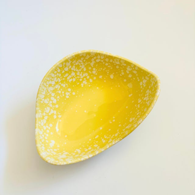 MCM California Pottery Speckled Yellow Bowl For Sale - Image 4 of 11