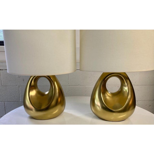 Contemporary Pair of Robert Abbey Gold Table Lamps | Contemporary Modern Lamps | Sculptural Curved Lamps | Original Condition For Sale - Image 3 of 10