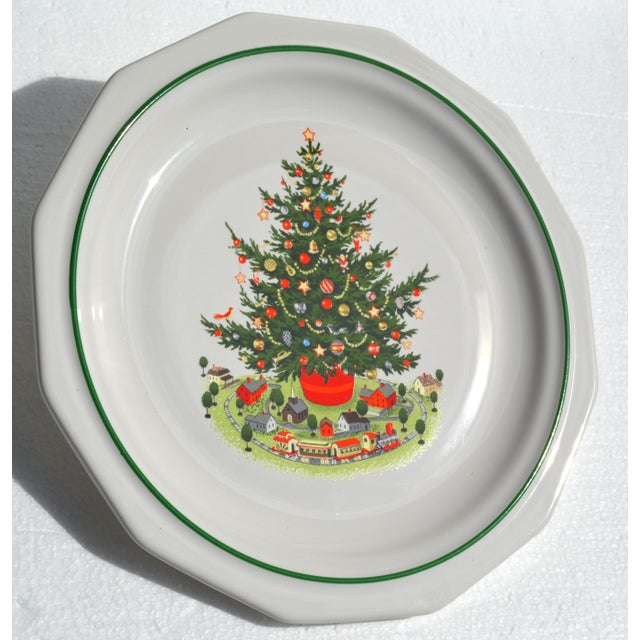 1980s Christmas Heritage Collectible Dinnerplate 10 Inches Diameter by Pfaltzgraff For Sale In Miami - Image 6 of 13