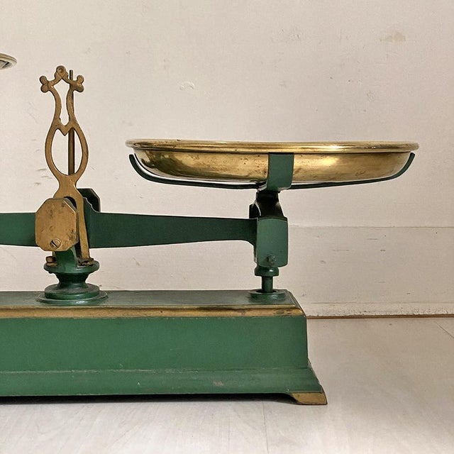 Cast iron Roberval balance with copper pans Height: 38 cm Width: 24 cm Depth: 23 cm Weight: 5 kg
