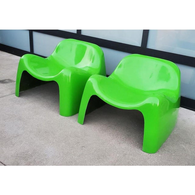 Sergio Mazza 1960s Mid Century Modern Green Fiberglass Toga Lounge Chairs- Set of 2 For Sale - Image 4 of 12